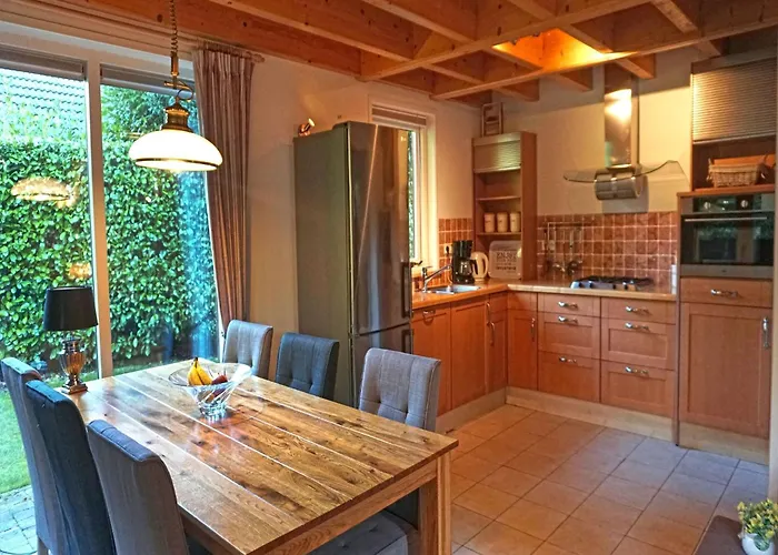 Terrace With Lush Garden Dom wakacyjny