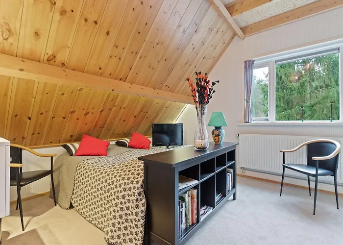 Terrace With Lush Garden Dom wakacyjny