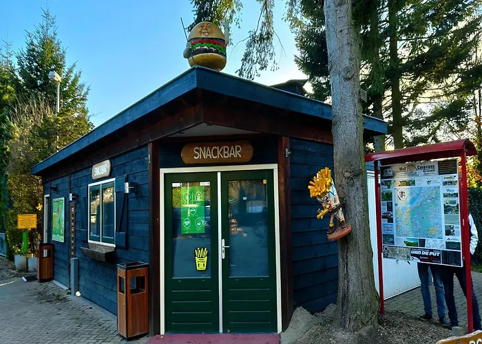 Terrace With Lush Garden Dom wakacyjny *