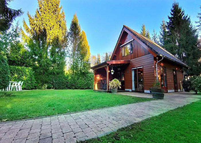 Terrace With Lush Garden Dom wakacyjny *